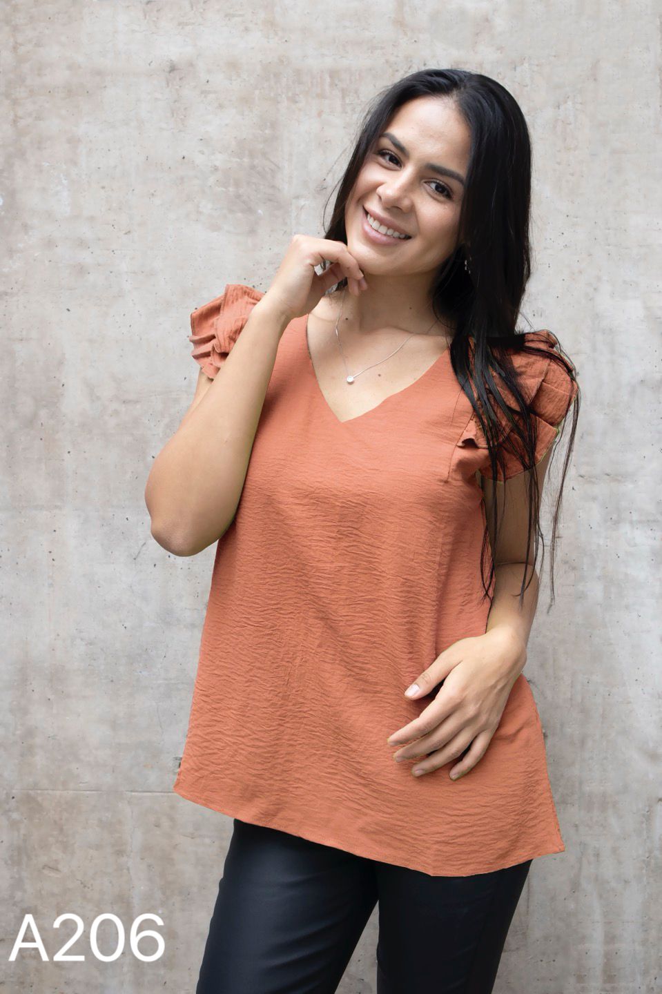 A206 - Polera Cuello V con Vuero