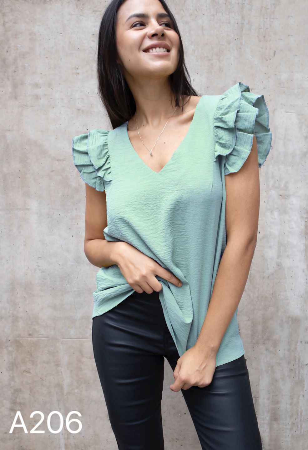 A206 - Polera Cuello V con Vuero