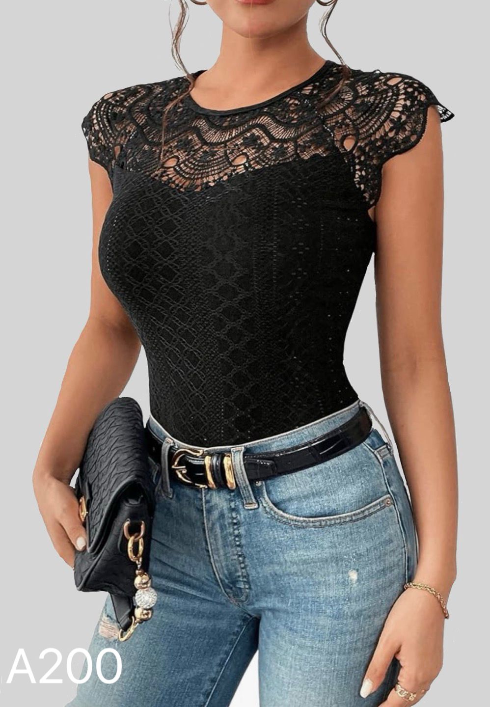 A200 - Polera Broderie con Hombros y Cuello Encaje