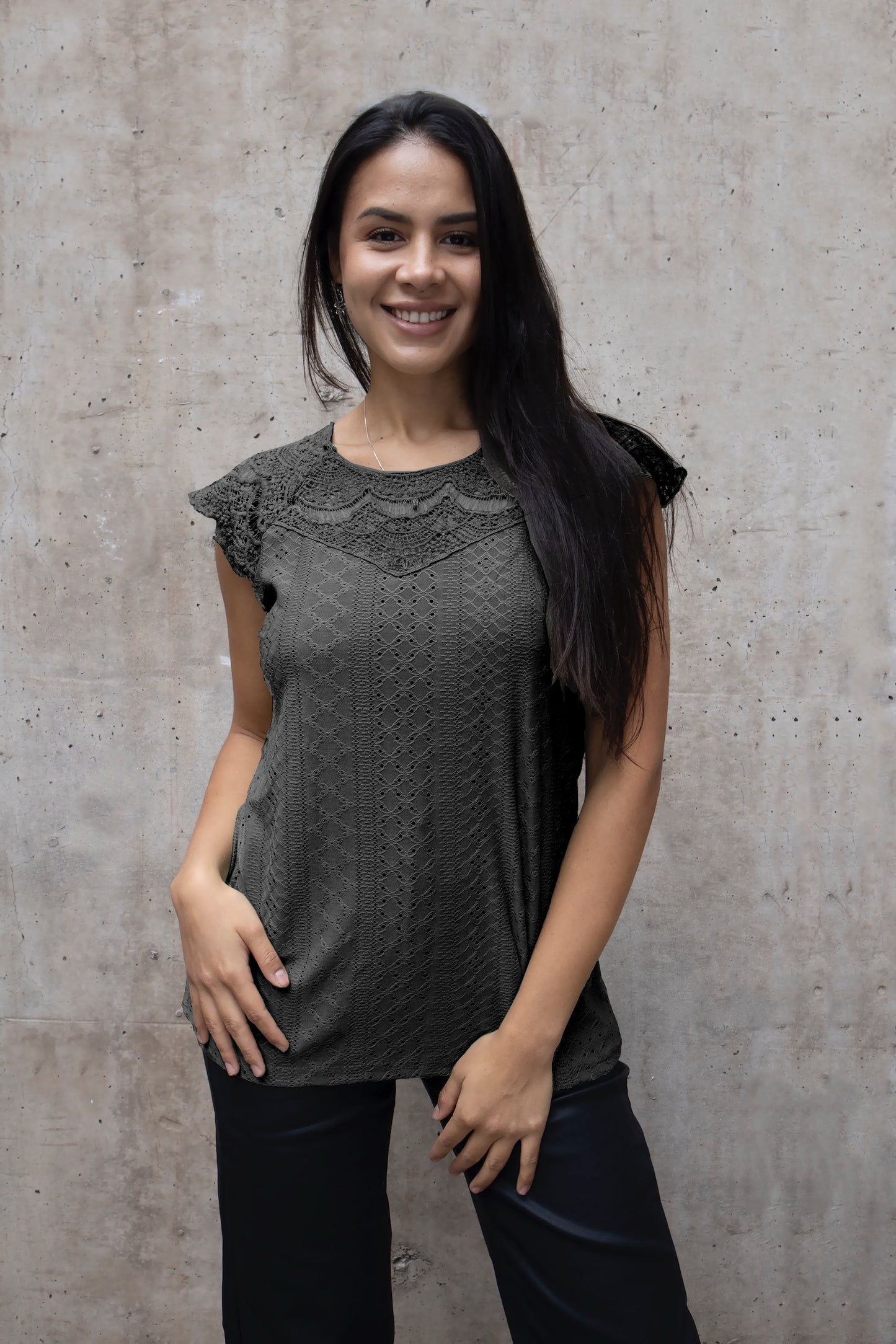 A200 - Polera Broderie con Hombros y Cuello Encaje