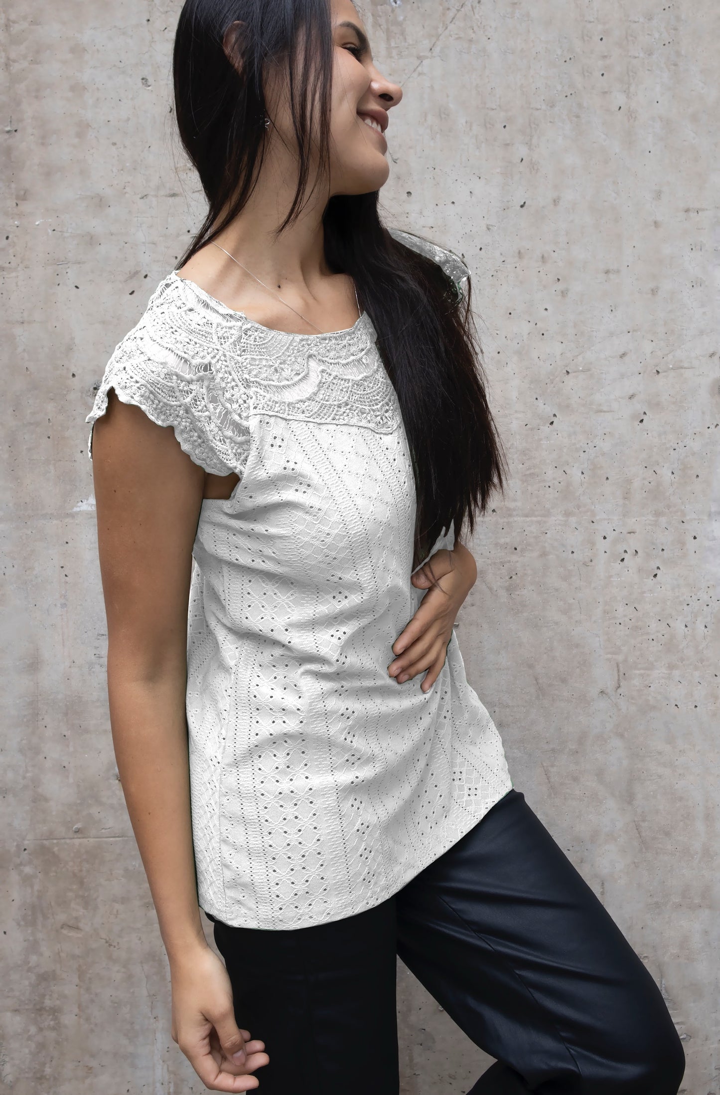 A200 - Polera Broderie con Hombros y Cuello Encaje