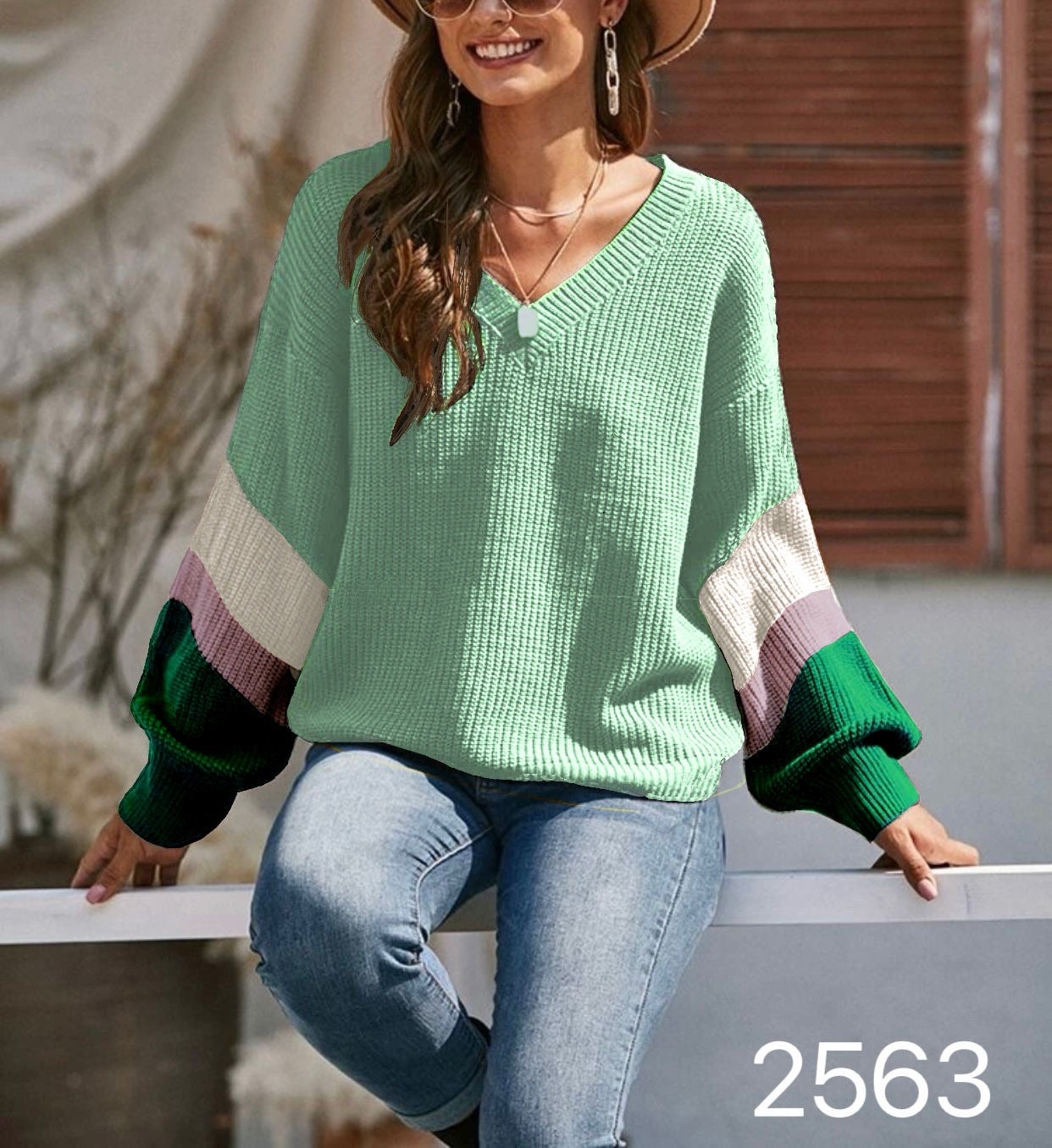 2563 - Sweater Cuello V Con Colores En Las Mangas