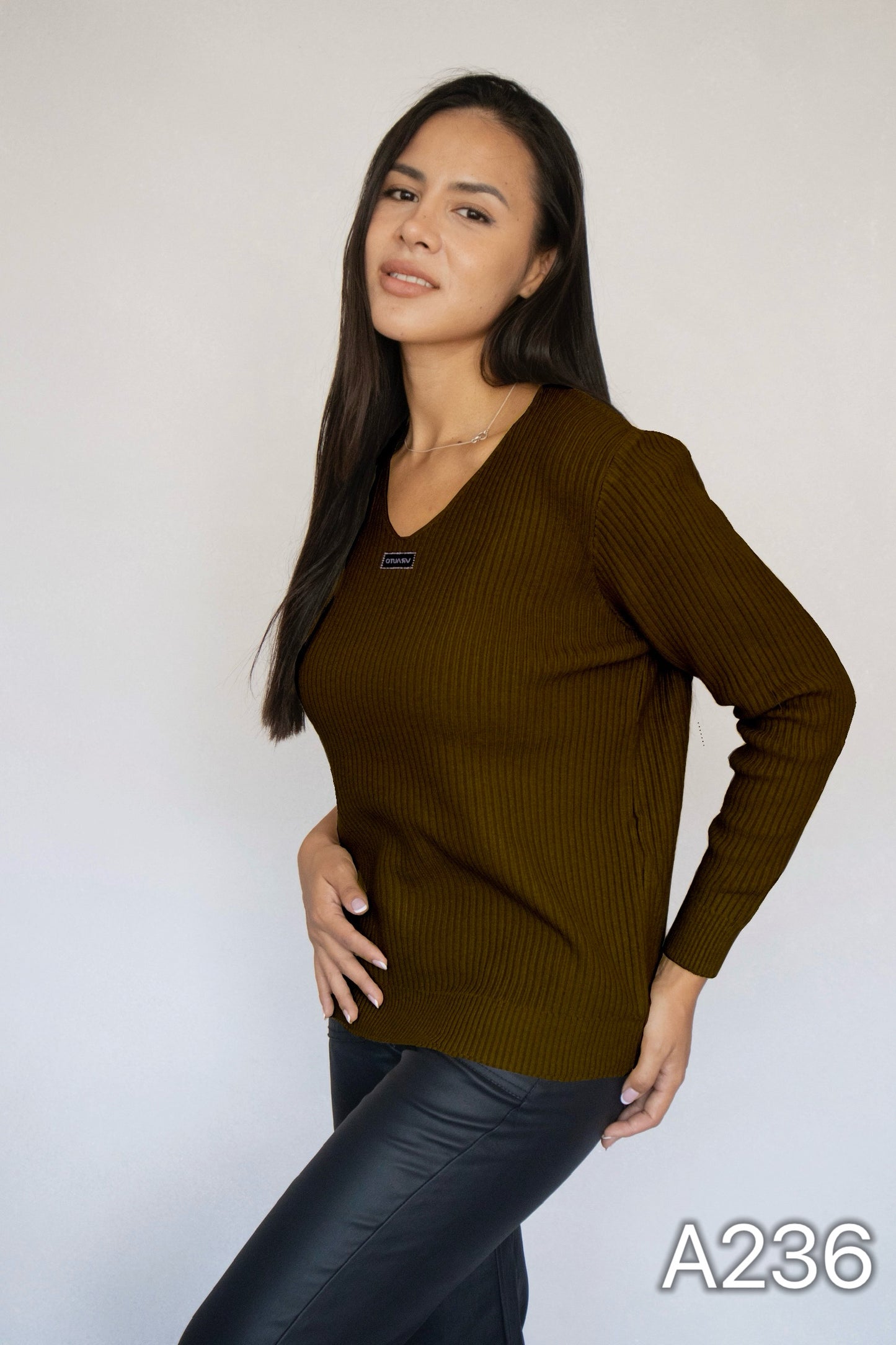 A236 -Sweater Cuello V Acanalado