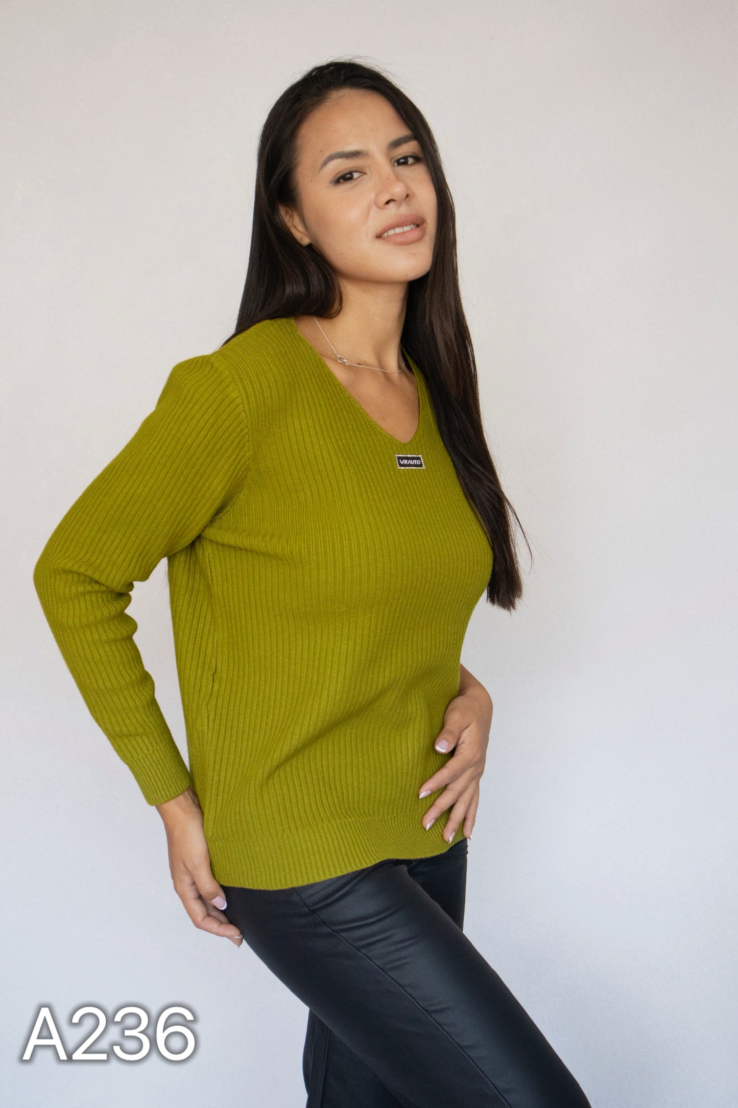 A236 -Sweater Cuello V Acanalado