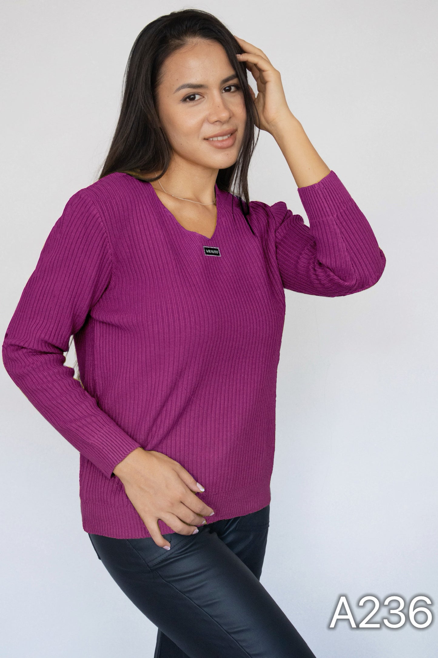 A236 -Sweater Cuello V Acanalado