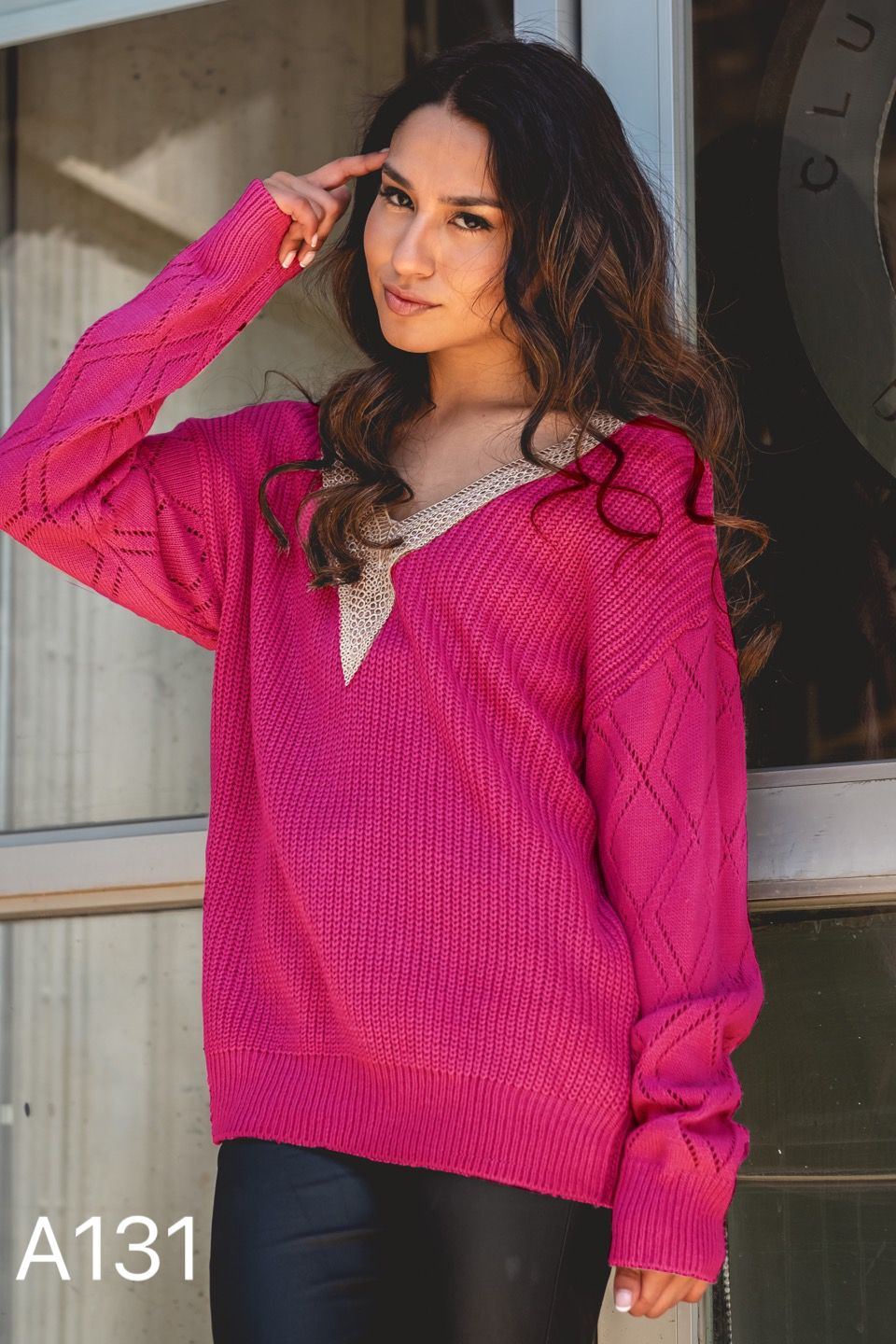 A131 - Sweater de Lana, Cuello Dorado y Mangas Calado