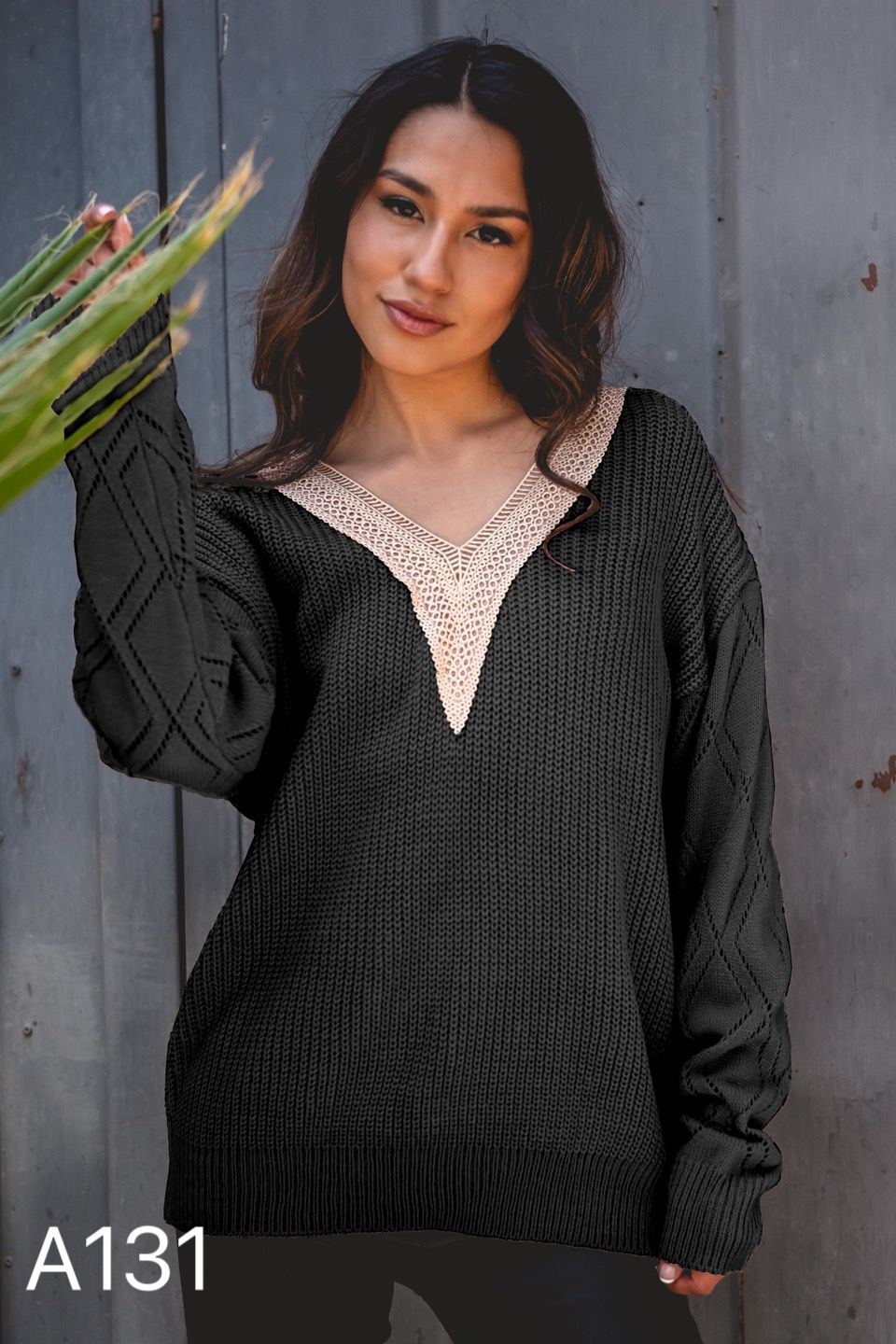 A131 - Sweater de Lana, Cuello Dorado y Mangas Calado