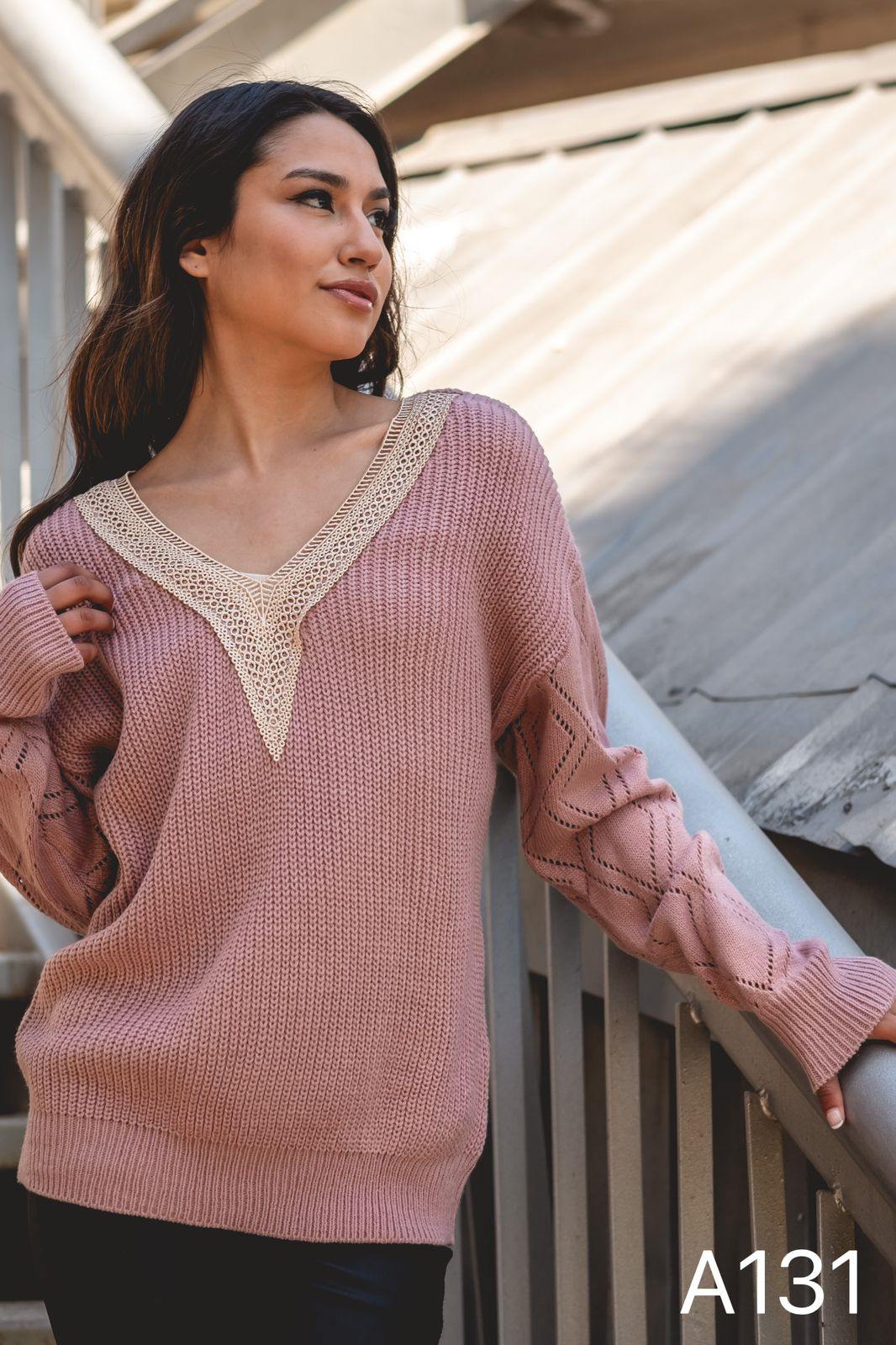 A131 - Sweater de Lana, Cuello Dorado y Mangas Calado