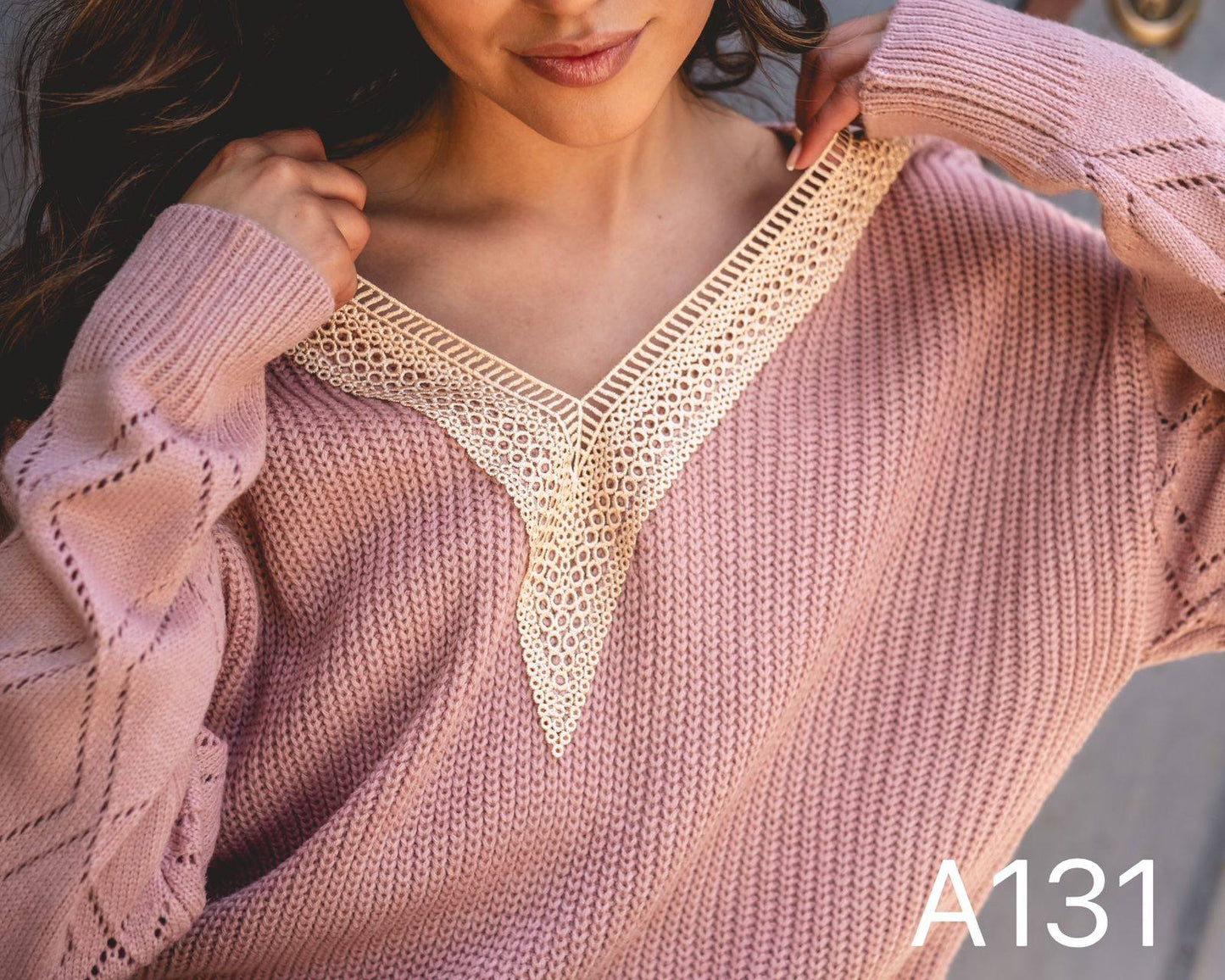 A131 - Sweater de Lana, Cuello Dorado y Mangas Calado