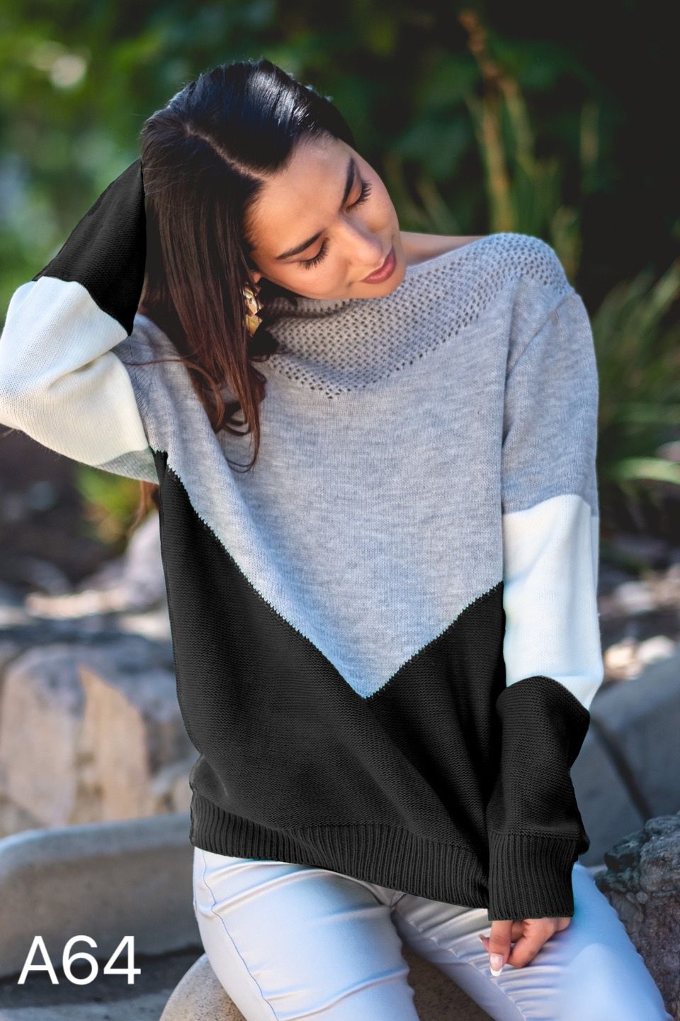 A64 - Sweater Cuello Bote Tricolor con Calado en el Cuello