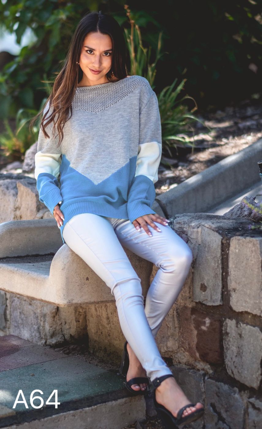 A64 - Sweater Cuello Bote Tricolor con Calado en el Cuello