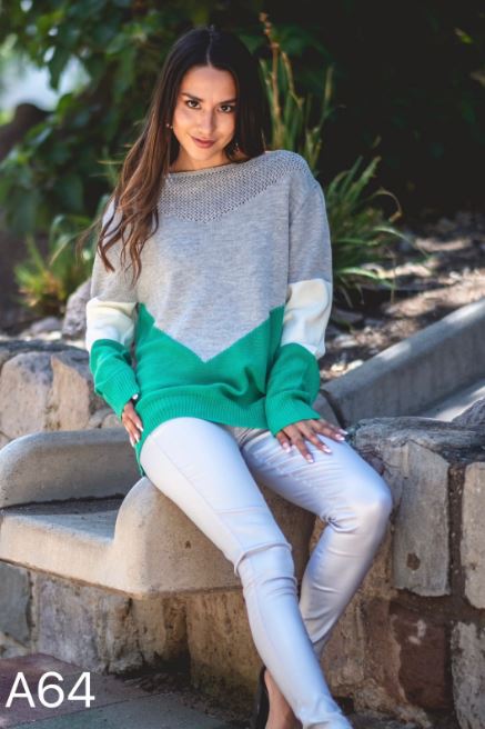 A64 - Sweater Cuello Bote Tricolor con Calado en el Cuello