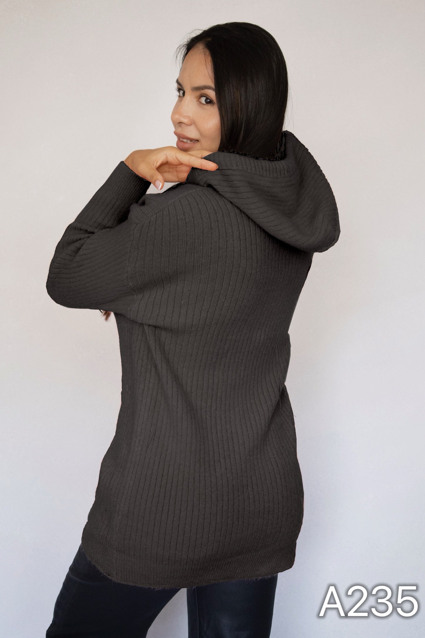 A235 - Sweater de Lana Con Gorro