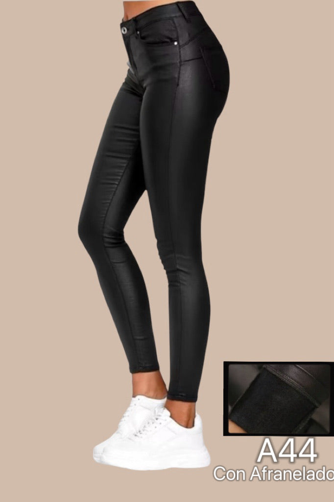 A44 - Pantalón Pitillo Ecocuero con polar