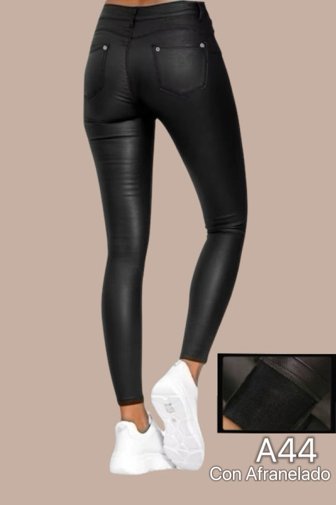 A44 - Pantalón Pitillo Ecocuero con polar