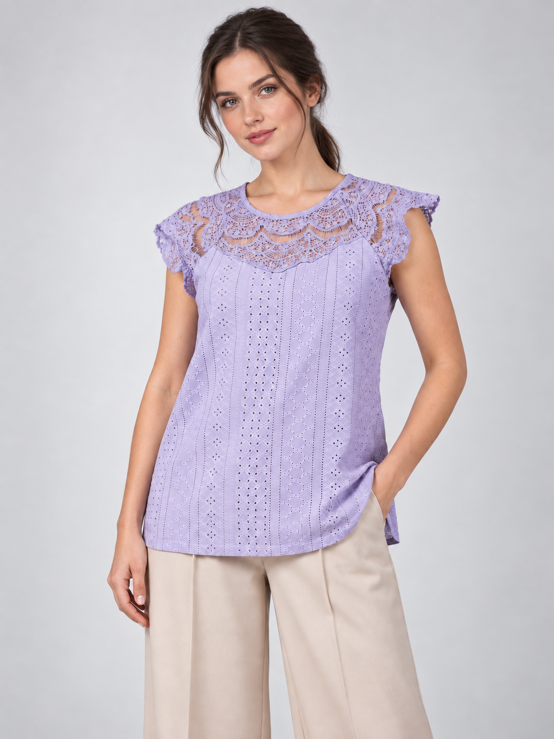 A200 - Polera Broderie con Hombros y Cuello Encaje