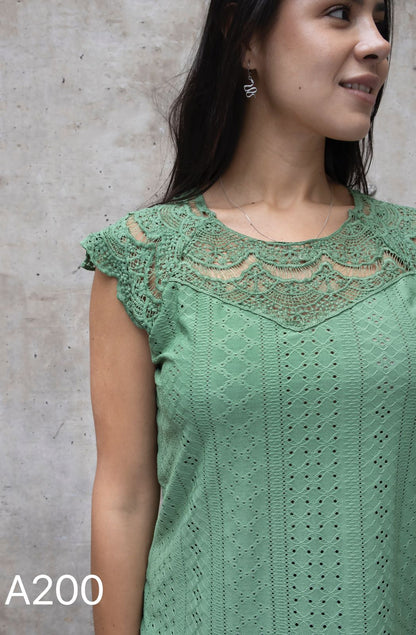 A200 - Polera Broderie con Hombros y Cuello Encaje