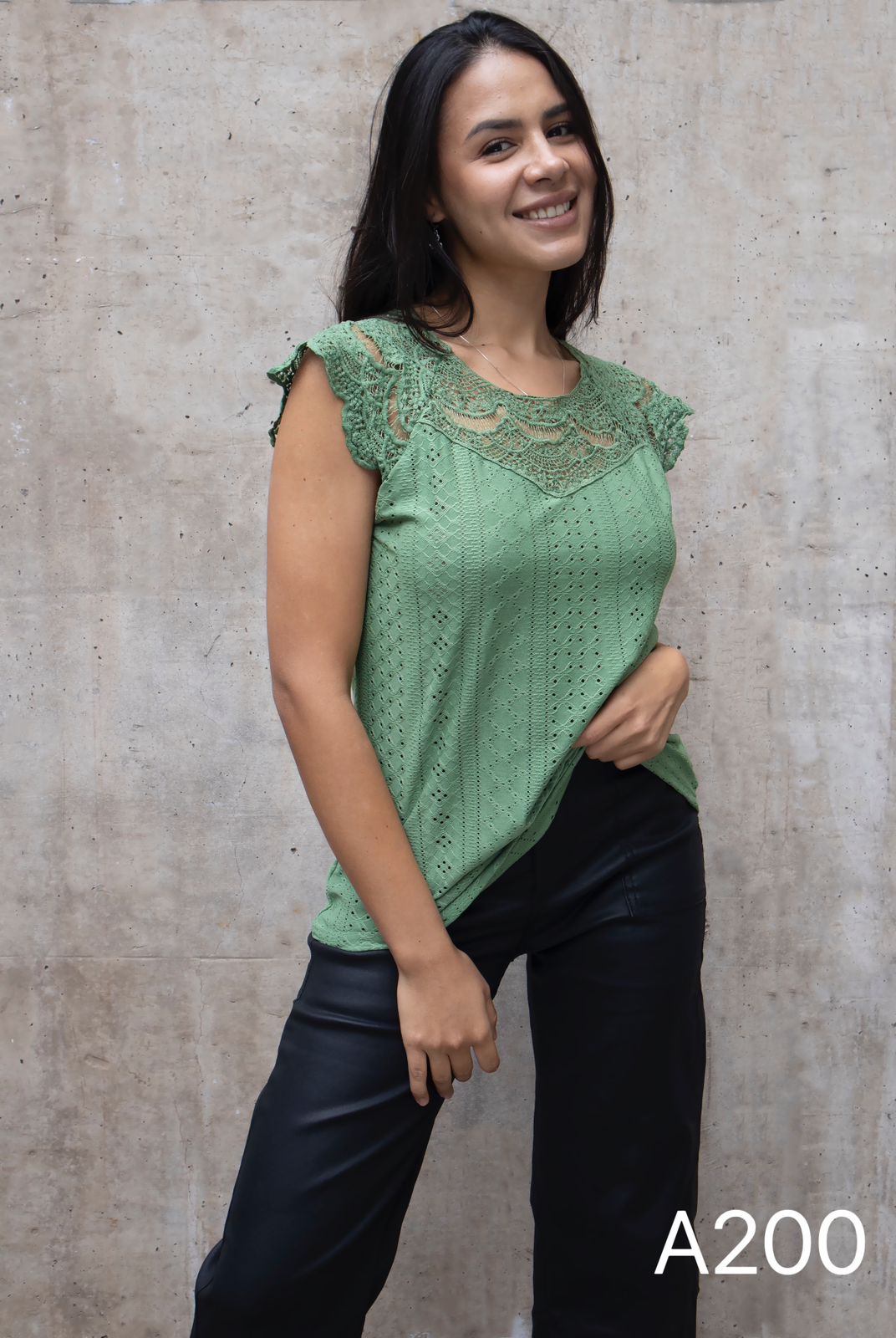 A200 - Polera Broderie con Hombros y Cuello Encaje
