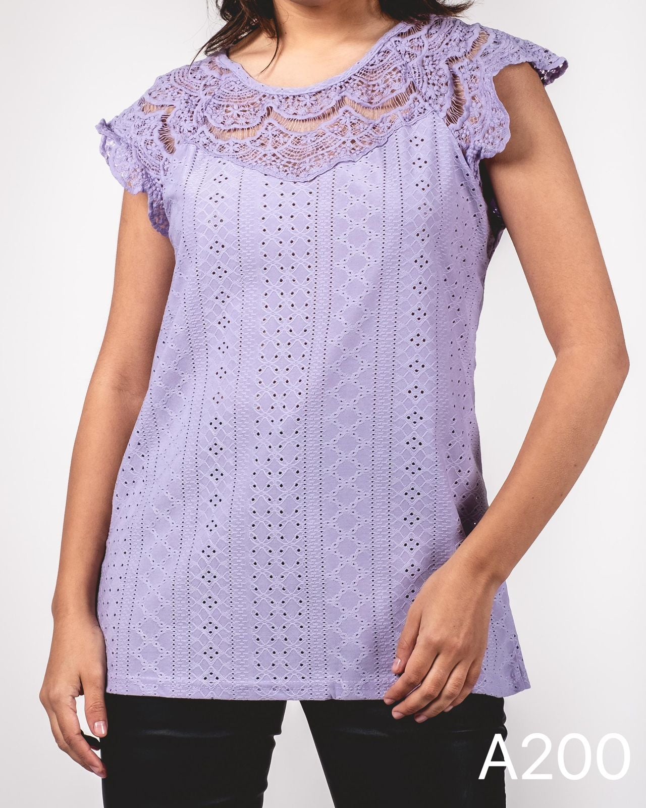 A200 - Polera Broderie con Hombros y Cuello Encaje