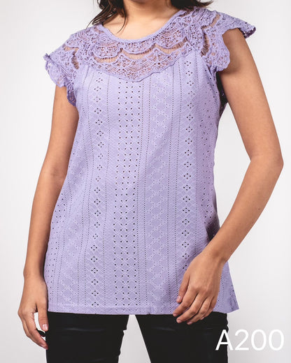 A200 - Polera Broderie con Hombros y Cuello Encaje
