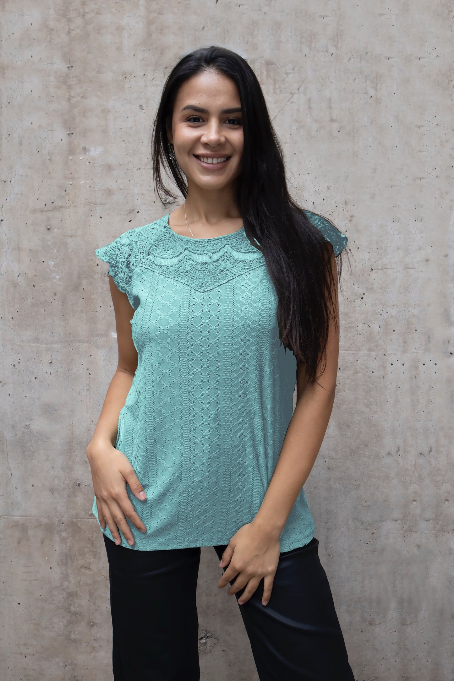 A200 - Polera Broderie con Hombros y Cuello Encaje