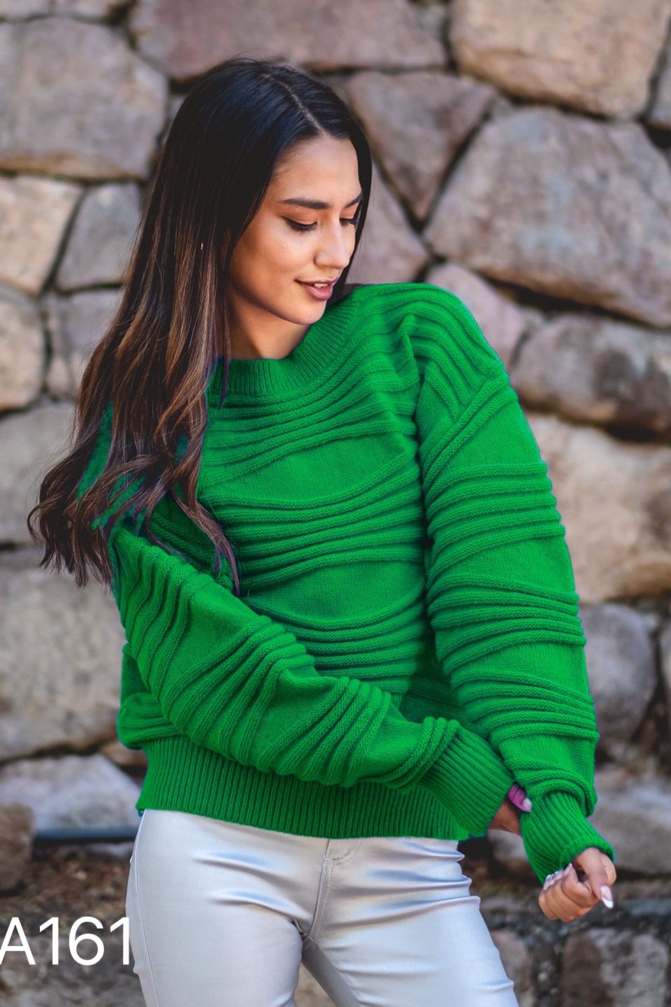 A161 - Sweater Cuello Redondo con Relieve Manga Larga