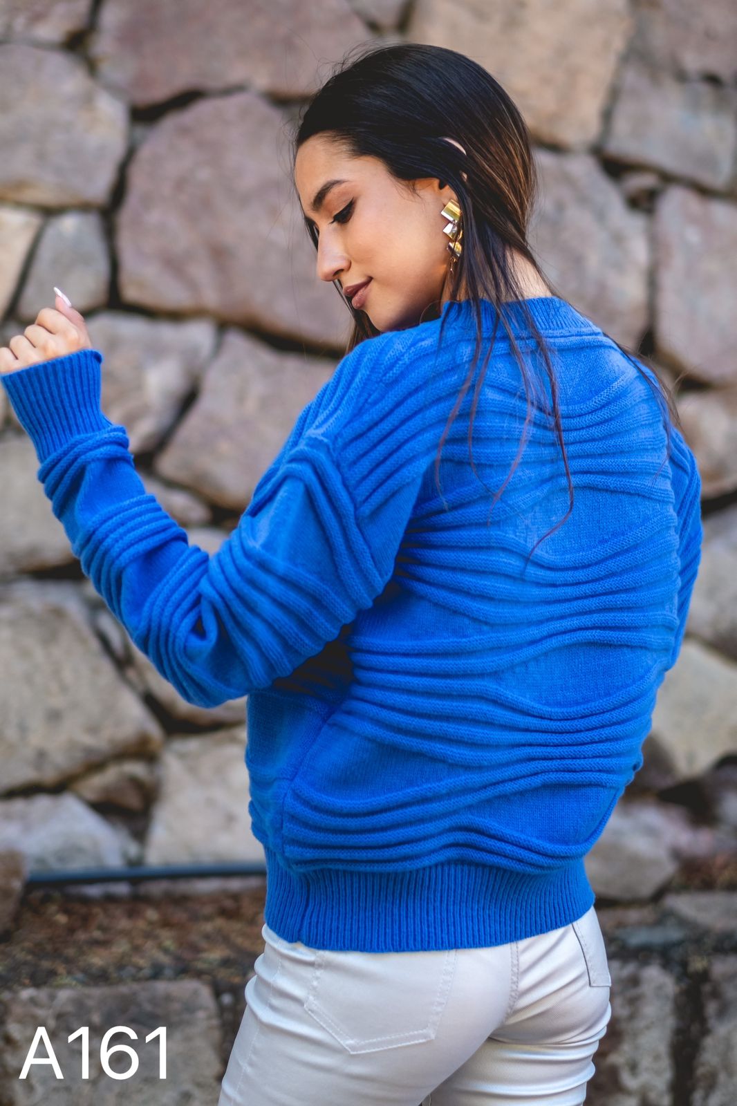 A161 - Sweater Cuello Redondo con Relieve Manga Larga