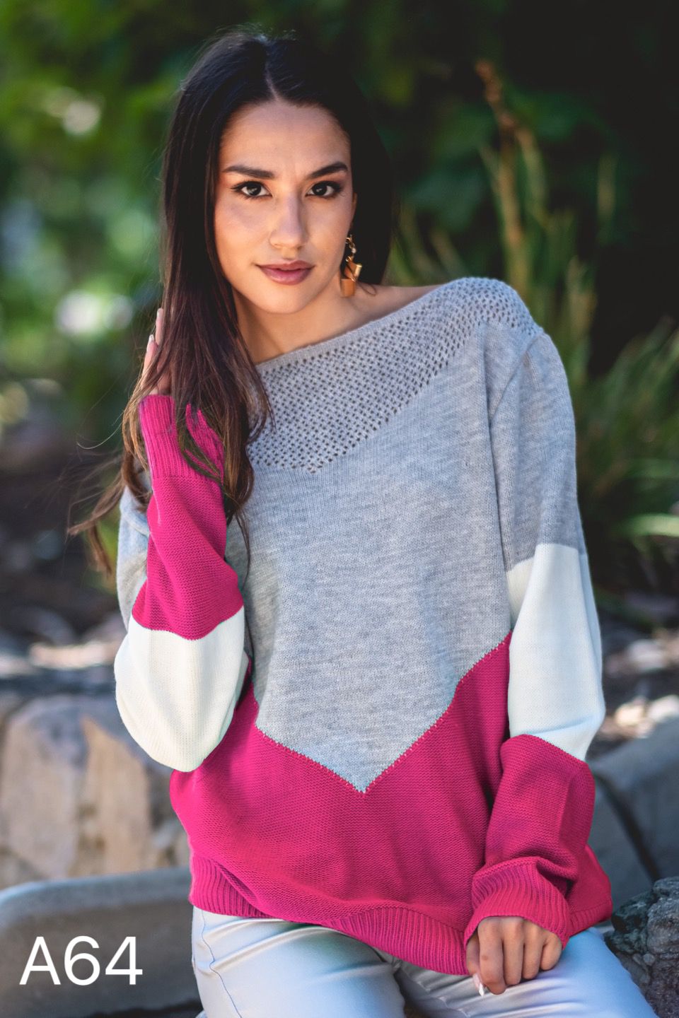 A64 - Sweater Cuello Bote Tricolor con Calado en el Cuello
