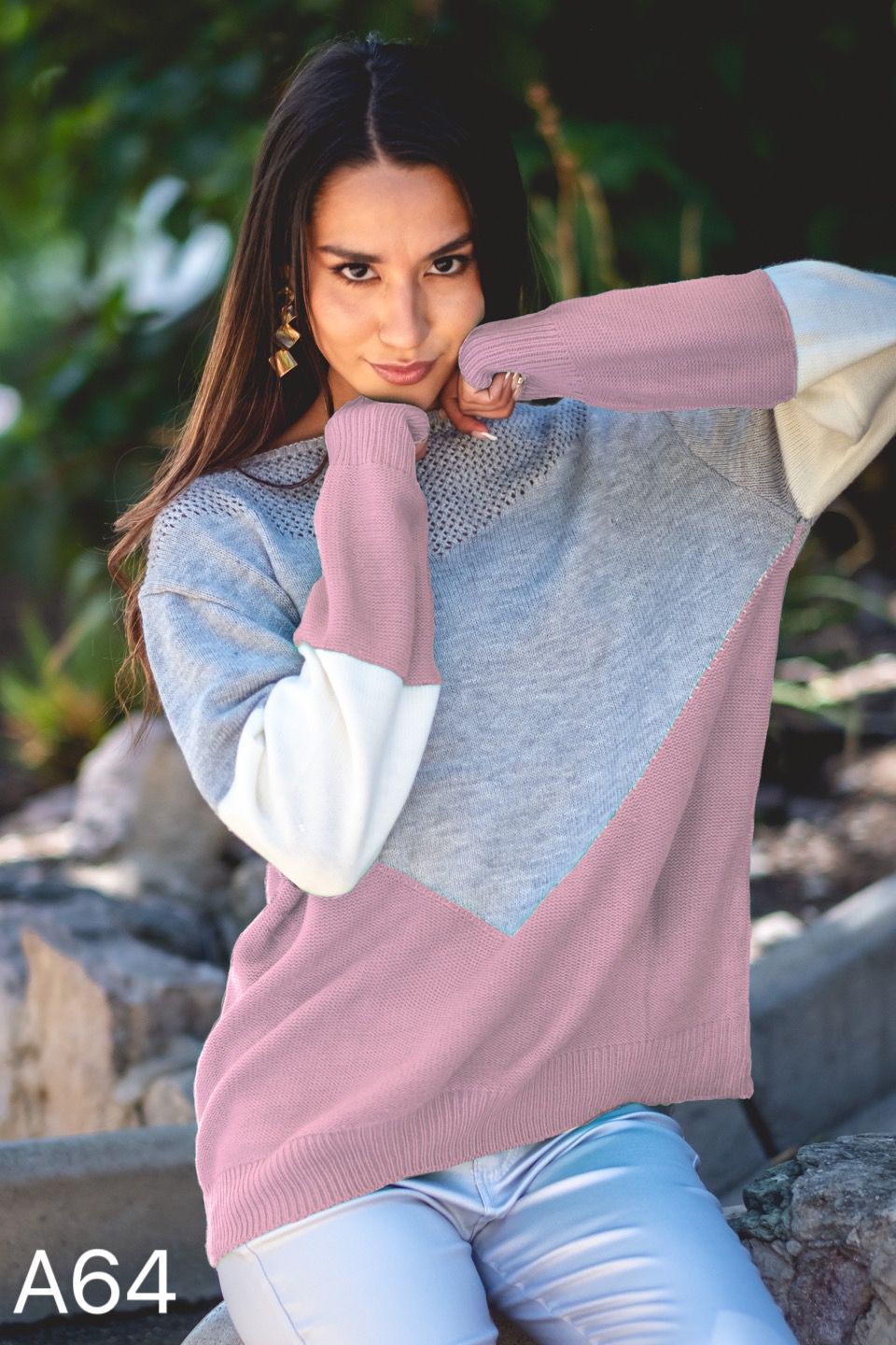 A64 - Sweater Cuello Bote Tricolor con Calado en el Cuello