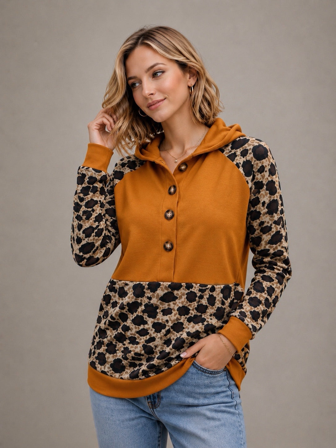 A427- Polera animal print con gorro