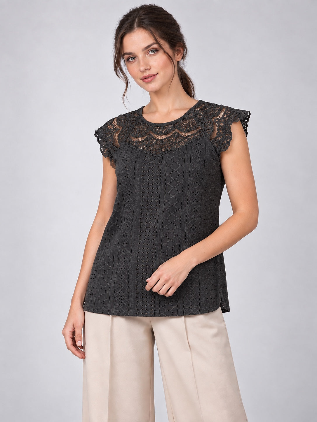A200 - Polera Broderie con Hombros y Cuello Encaje