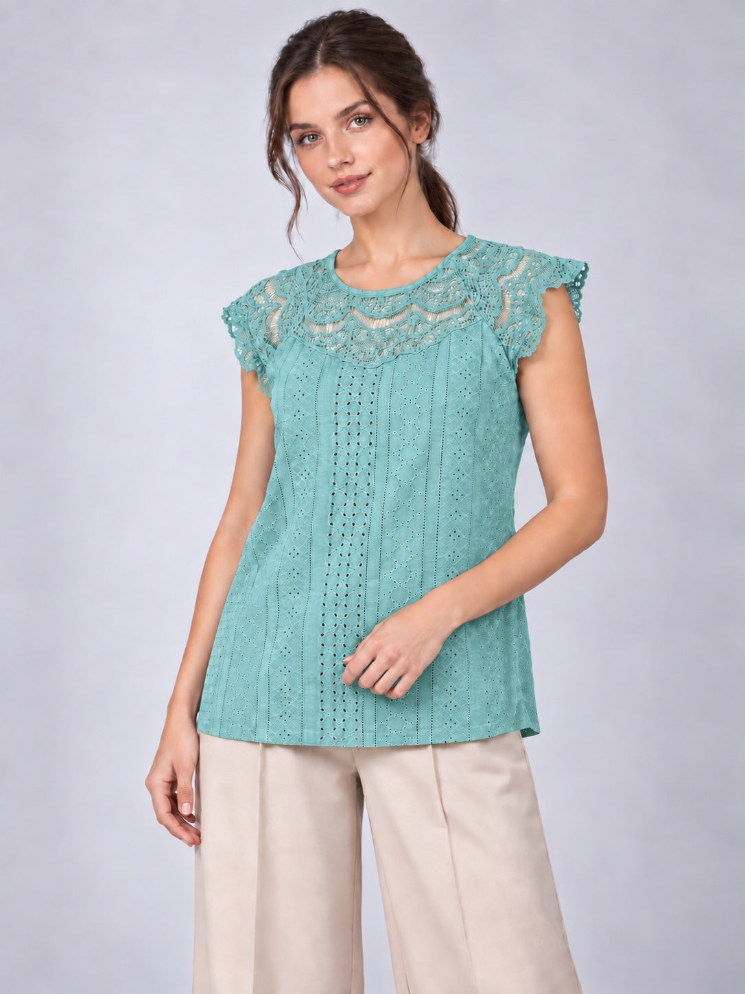 A200 - Polera Broderie con Hombros y Cuello Encaje