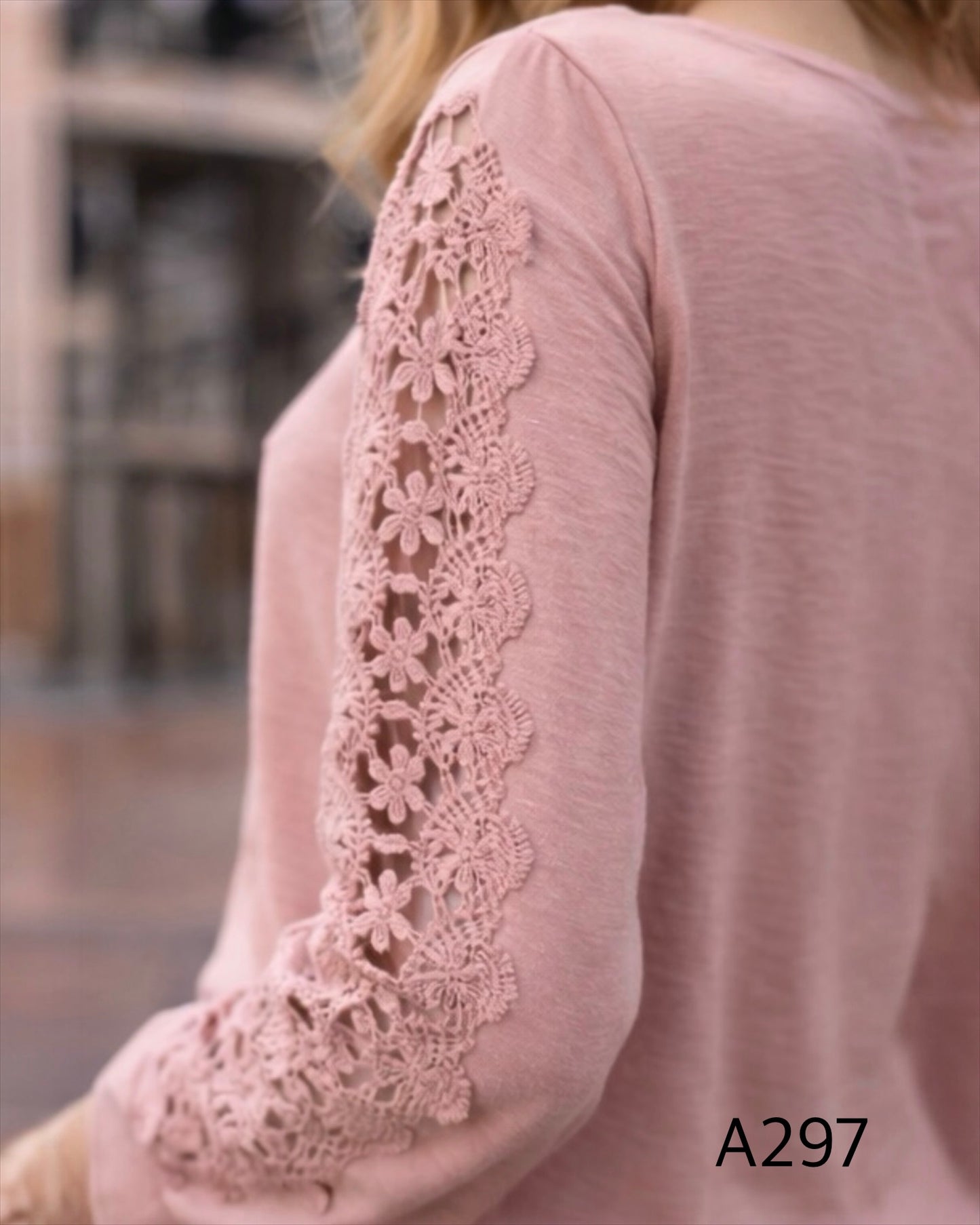 A297  - Polera Manga Larga con Detalle de Encaje